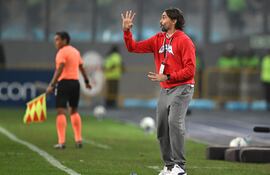 El argentino Diego Martínez, entrenador de Cerro Porteño, en el partido frente a Sporting Cristal por la quinta fecha del Grupo G de la Copa Libertadores 2025 en el estadio Nacional, en Lima, Perú.