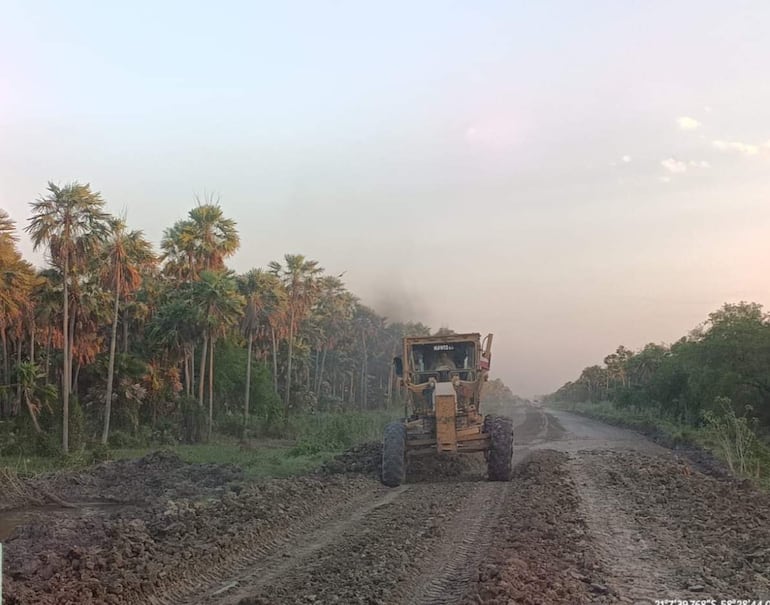 Maquinaria en camino de Bahìa Negra