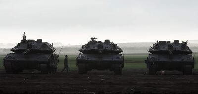 Un soldado israelí camina entre tanques cerca de la frontera con la Franja de Gaza, este martes.