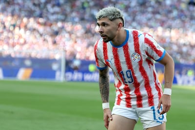 Julio Enciso de Paraguay observa durante el partido de octavos de final de la Copa Mundial de la FIFA 2026 entre Paraguay y Francia, en Filadelfia, EE. UU..