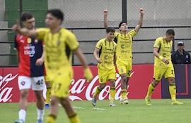 Allan Wlk (29), jugador de Recoleta FC, celebra un gol frente a Cerro Porteño, festeja un gol de penal en el partido frente a Recoleta FC por la fecha 19 del torneo Apertura 2026 de la Primera División de Paraguay en el estadio Arsenio Erico, en Asunción, Paraguay.