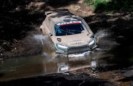 Así transitaba el Škoda Fabia RS #23 de Fau Zaldívar y Marcelo der Ohannesian en una aguada.