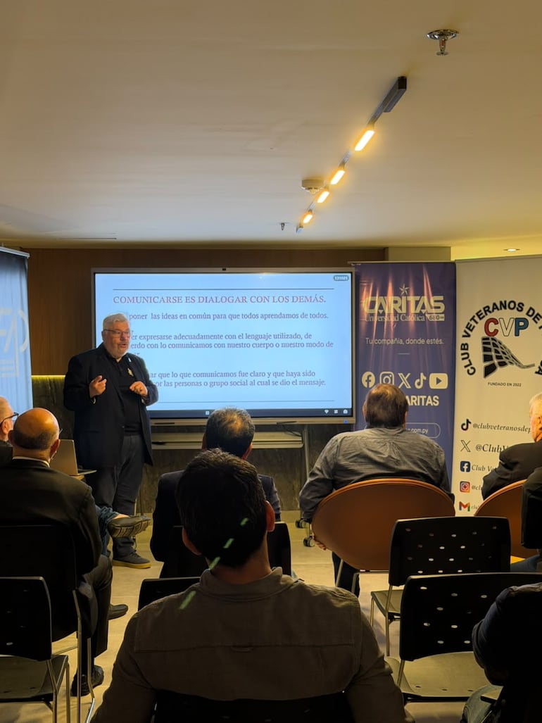 Misa, brindis y donación de libros cierran mes de aniversario del CVP
