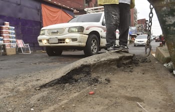 Baches y montículos en la avenida Rodríguez de Francia, en zona del Mercado 4 de Asunción.