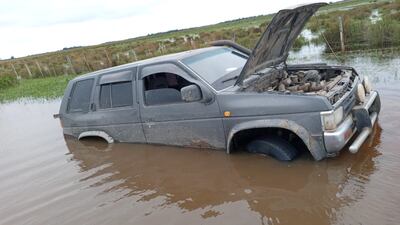 En tramo Tacuara´i ruta PY 04, muchas personas quedan atrapadas en medio del agua debido al pésimo estado del camino.