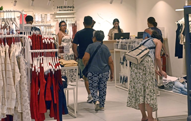 Gente aprovechando para comprar prendas en los shoppings.