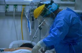 Médico en plena tarea en la sala de terapia intensiva del hospital Ingavi del IPS.