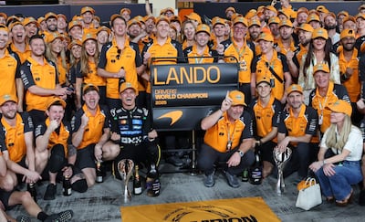 El festejo del equipo naranja, tras la consagración por primera vez del británico Lando Norris como nuevo campeón del mundo.
