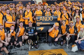 El festejo del equipo naranja, tras la consagración por primera vez del británico Lando Norris como nuevo campeón del mundo.