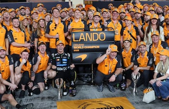 El inglés Lando Norris (centro) celebra el título 2025 junto al equipo McLaren.