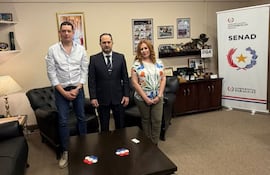 El ministro de la Secretaria Nacional Antidrogas, Jalil Rachid, junto con Analiz López y Cristian Sevin, presidenta y miembre de Caperex.