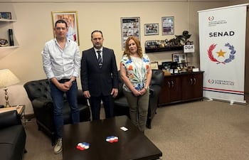 El ministro de la Secretaria Nacional Antidrogas, Jalil Rachid, junto con Analiz López y Cristian Sevin, presidenta y miembre de Caperex.