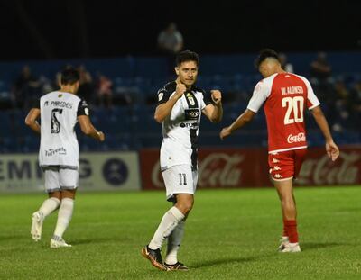 Óscar Ruíz, jugador de Tacuary, celebra su gol ante General Caballero JLM.