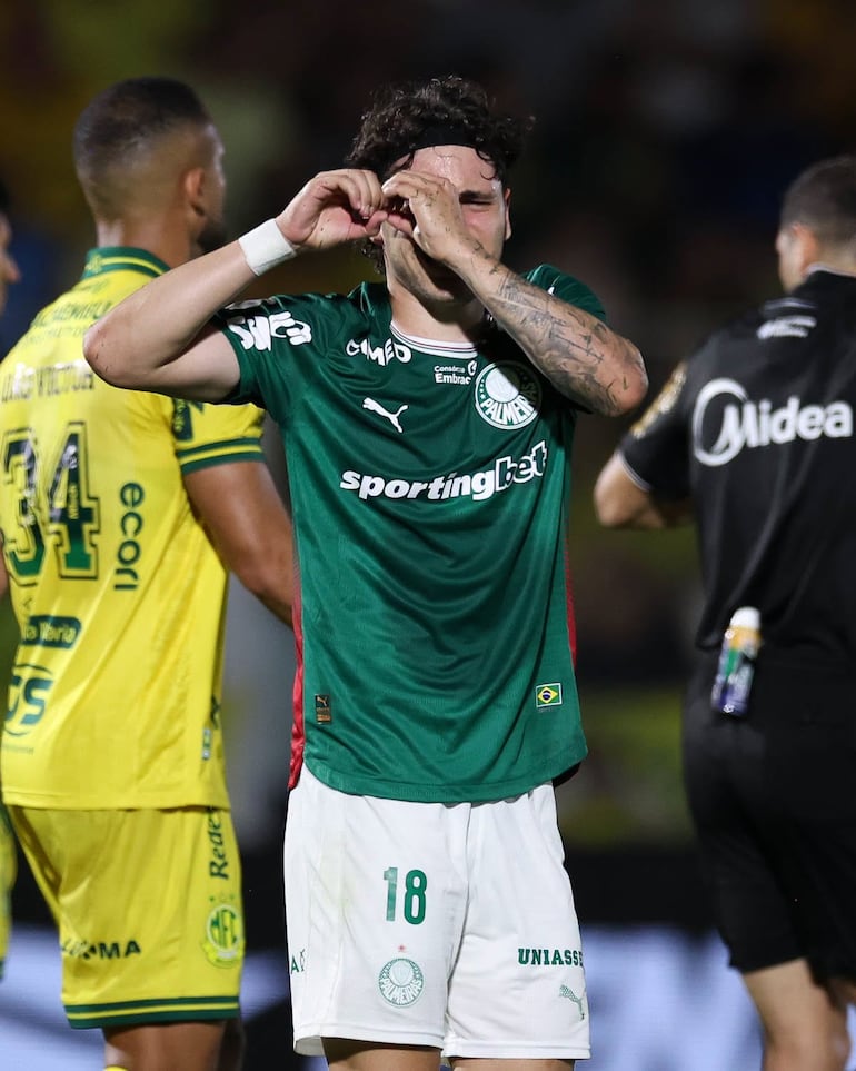 El futbolista paraguayo de origen brasileño, Maurício Magalhães Prado, de la SE Palmeiras, celebra su gol contra el equipo del Mirassol FC, durante el partido válido por la vigesimoquinta fecha del Campeonato Brasileño, Serie A, en el Estadio José Maria de Campos Maia.