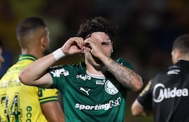 El futbolista paraguayo de origen brasileño, Maurício Magalhães Prado, de la SE Palmeiras, celebra su gol contra el equipo del Mirassol FC, durante el partido válido por la vigesimoquinta fecha del Campeonato Brasileño, Serie A, en el Estadio José Maria de Campos Maia.