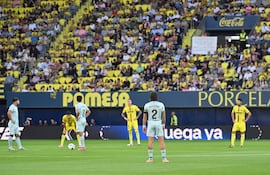 Aquí tienes la traducción al español del texto:
Los jugadores se colocan en el campo en una protesta simbólica contra la propuesta reubicación del partido Villarreal-Barcelona a Miami, antes del partido de fútbol de la liga española entre el Villarreal CF y el Real Betis en el Estadio de la Cerámica en Vila-real el 18 de octubre de 2025. Una "protesta simbólica" —permanecer inmóviles durante los primeros 15 segundos de cada partido de la novena jornada— por la reubicación del Villarreal-Barcelona a Miami ha desencadenado una guerra entre los futbolistas del campeonato español y la organización, que no está transmitiendo las imágenes de esta protesta por televisión.
