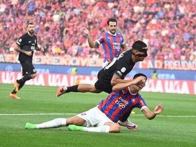Hugo Benítez, jugador de Olimpia, lucha por el balón en el partido frente a Cerro Porteño por la sexta fecha del torneo Clausura 2024 del fútbol paraguayo en el estadio La Nueva Olla, en Asunción.