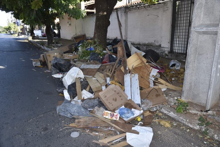 Basural sobre Teodoro S. Mongelos casi Bombreros Voluntarios, Bernardino Caballero, Asunción.