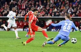 397
El delantero colombiano #14 del Bayern Munich, Luis Díaz, anota el gol de 2-0 ante el portero belga #26 del Leipzig, Maarten Vandevoordt, durante el partido de cuartos de final de la Copa de Alemania (DFB-Pokal) entre el FC Bayern Munich y el RB Leipzig en Munich, sur de Alemania, el 11 de febrero de 2026