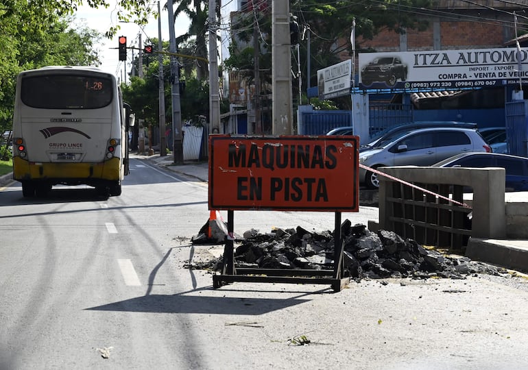 La contratista rompe sectores del nuevo asfaltado para elevar las tapas de registros cloacales al nivel de la nueva carpeta.