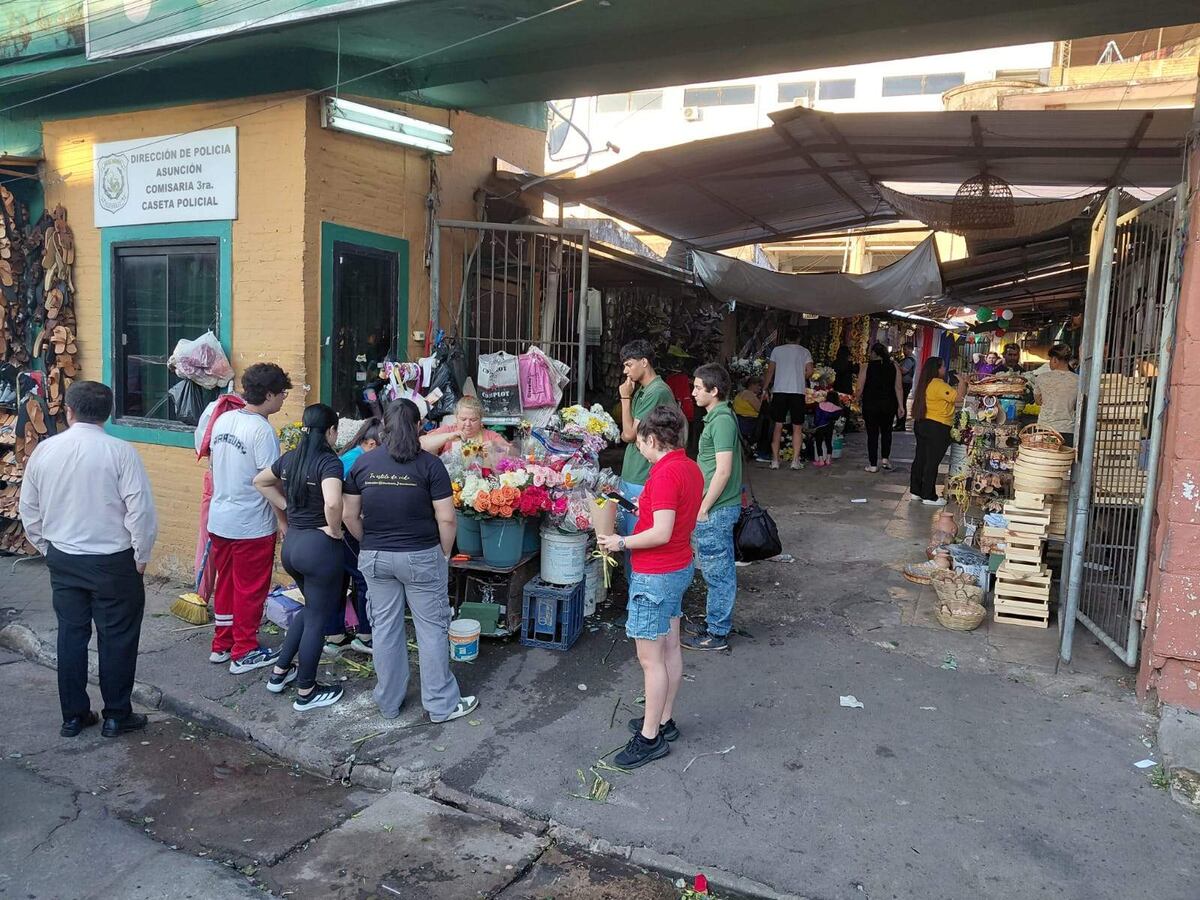 Fiebre de flores amarillas por primavera obliga a comerciantes a teñir flores naturales