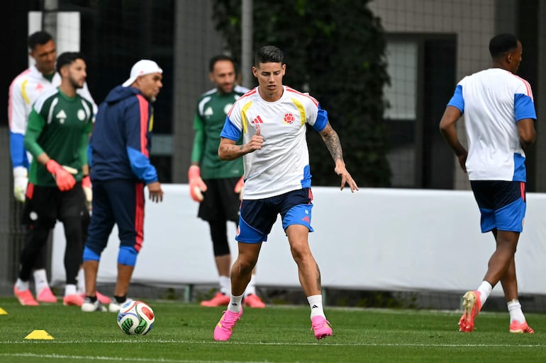 El centrocampista de Colombia James Rodríguez participa en una sesión de entrenamiento en el centro de entrenamiento del Club América en Ciudad de México.