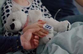 Una niña intoxicada con una nube de cloro se recupera en el hospital.