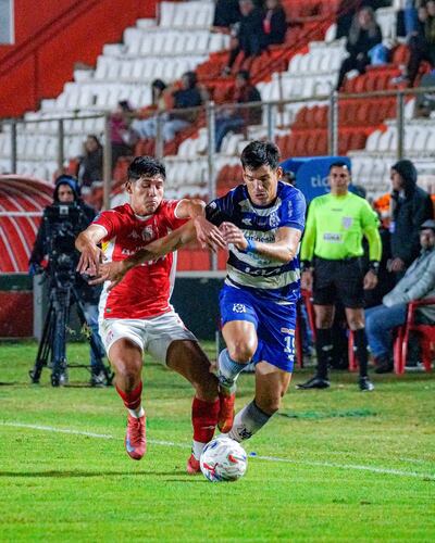 El lateral izquierdo del Sportivo 2 de Mayo, César Castro avanza por la banda ente la persecución del volante Gaspar Vega. (Foto: @Club2deMayo) 