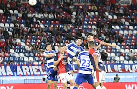 El defensor de Cerro Porteño, Lucas Quintana se impone en el duelo aéreo para impactar el esférico de cabeza, en el duelo ante Sportivo 2 de Mayo.