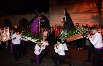 La imágenes de Jesús con la Cruz y María Dolorosa se encuentran durante el desarrollo de la Vía Crucis en el microcentro de Asunción