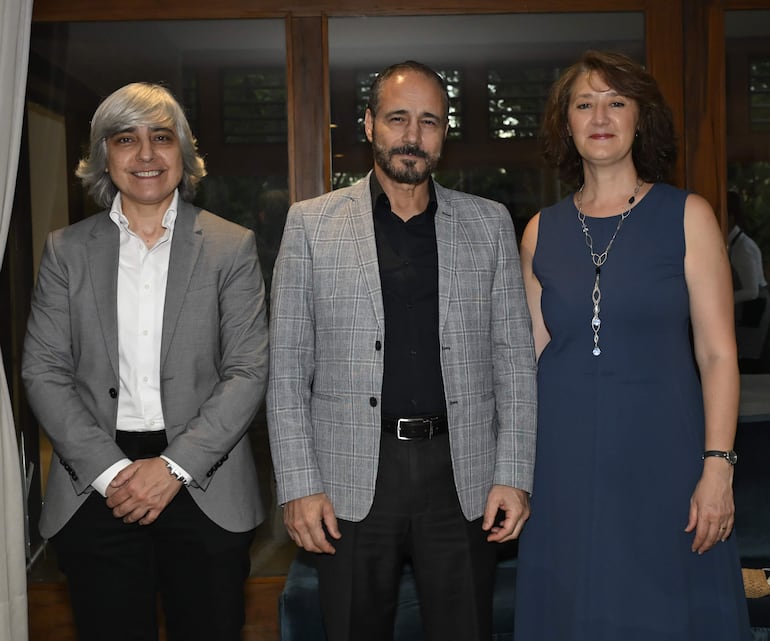 Linda Taiyen, Badreddine Abdelmoumni, embajador de Marruecos en Paraguay y Laura Sánchez.