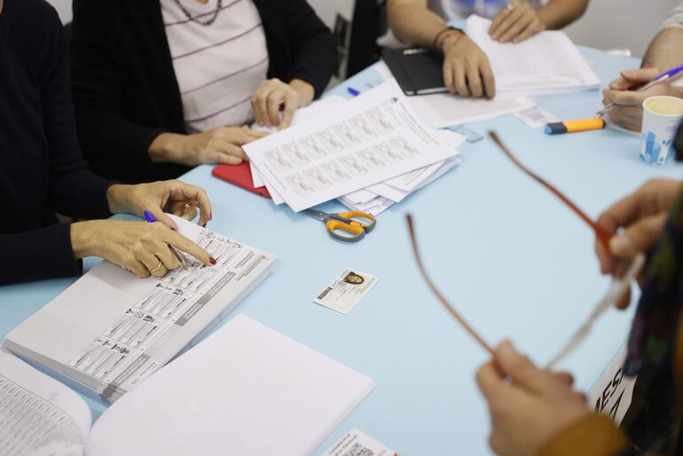 MADRID, 22/10/2023.- Argentinos residentes en Madrid votan en las elecciones para elegir presidente y vicepresidente del país, este domingo en el Colegio Mayor Argentino de la capital. EFE/Mariscal
