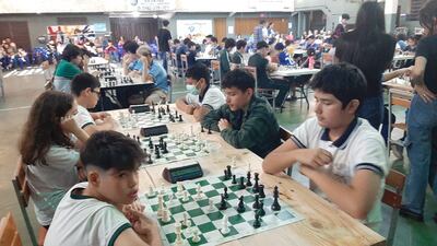 La imagen de un momento de la competición muestra la magnitud de la misma. Los niños jugando y los padres y allegados observando. Hermosa y sana jornada deportiva en torno al juego ciencia.