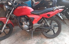 La moto, presuntamente utilizada por los malvivientes, fue abandonada sobre la ruta PY01, en el distrito de Carapeguá.