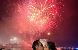 Marc Anthony y Nadia Ferreira recibieron el Año Nuevo en un yate.