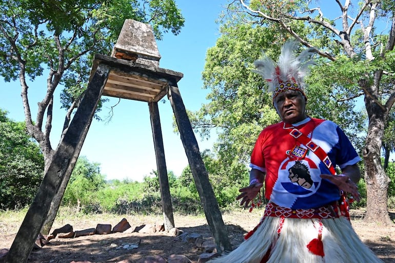 Mateo Martínez Mateiko de pie, vestido con atuendo tradicional y sombrero con plumas, gesticulando en un ambiente natural.