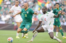 Juan Sinforiano Godoy (32 años) recibe la falta en el área que sancionaron con penal. Luego Terceros se encargó de marcar para el triunfo de Bolivia en el partido ante Surinam por las semifinales.