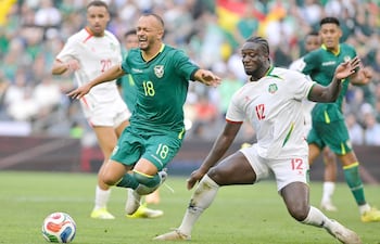 Juan Sinforiano Godoy (32 años) recibe la falta en el área que sancionaron con penal. Luego Terceros se encargó de marcar para el triunfo de Bolivia en el partido ante Surinam por las semifinales.
