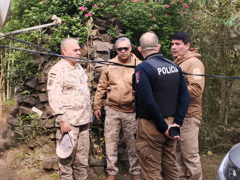 El subcomandante de la Policía, Feliciano Martínez (gorra en mano); el director de Hechos Punibles, Javier Flores (lentes oscuros); el jefe de Investigaciones de Alto Paraná, Óscar Acuña (de costado), y el subjefe de Investigaciones de Alto Paraná, Pablo Zelaya (de espaldas), en el aguantadero intervenido en Minga Guazú.