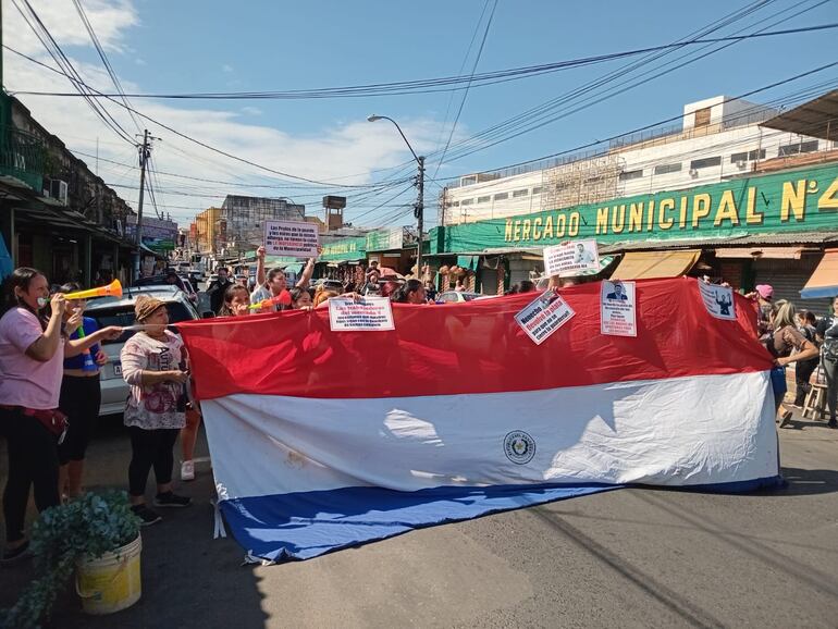 Madres trabajadoras del Mercado 4 cerraron intermitentemente la avenida Silvio Pettirossi.