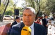 Derlis Maidana vestido en traje oscuro, habla a un micrófono con logotipo de ABC Color, rodeado de personas en un evento exterior.