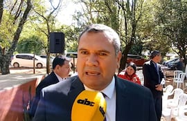 Derlis Maidana vestido en traje oscuro, habla a un micrófono con logotipo de ABC Color, rodeado de personas en un evento exterior.