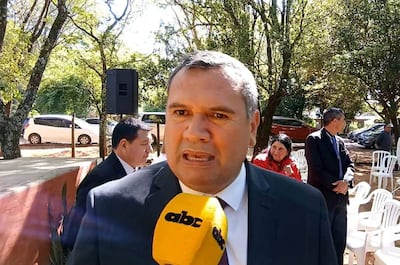 Derlis Maidana vestido en traje oscuro, habla a un micrófono con logotipo de ABC Color, rodeado de personas en un evento exterior.