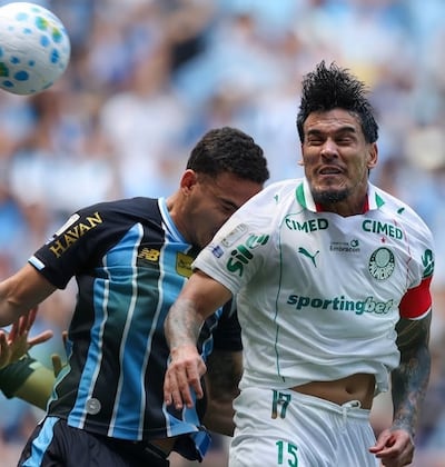 El mundialista Gustavo Gómez, capitán del Palmeiras, aborta con su despeje una carga del Gremio, en un partido del Brasileirão que tuvo a cinco futbolistas paraguayos en campo.