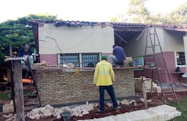 Personales contratados para la reparación de la parte afectada de la escuela se encuentran realizando las primeras tareas de mejoramiento.