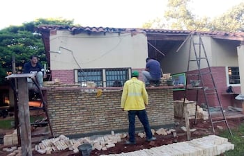 Personales contratados para la reparación de la parte afectada de la escuela se encuentran realizando las primeras tareas de mejoramiento.