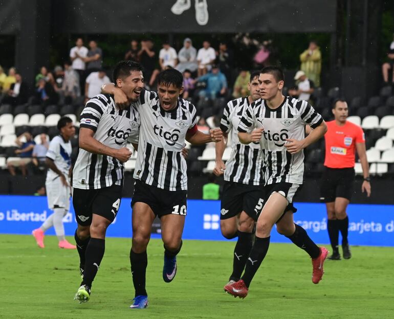 Los jugadores de Libertad festejan un gol en el partido frente a Sportivo Ameliano por la segunda fecha del torneo Apertura 2026 de la Primera División de Paraguay en el estadio La Huerta, en Asunción, Paraguay.