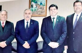 Ángel Chamorro, Xavier Hamuy, José Caballero y Miguel Oro, miembros de la directiva de la Caja Bancaria que fueron acusados por la Fiscalía por lesión de confianza, por la supuesta malversación de G. 2.623.098.082. La jueza Cynthia Lovera debe fijar fecha de audiencia preliminar para decidir si el caso es elevado a juicio oral y público.