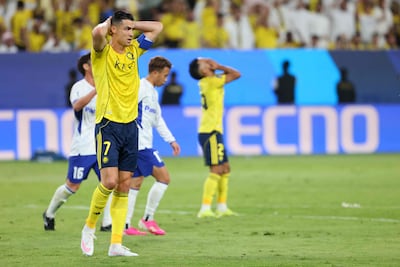El delantero portugués del Al-Nassr, Cristiano Ronaldo, se lamenta durante el partido de fútbol de la final de la Liga de Campeones de la AFC Dos de 2026 ante el Gamba Osaka en el estadio Al-Awwal Park en Riad.