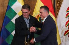 El presidente de Bolivia, Rodrigo Paz (i), saluda al nuevo ministro de Defensa, Ernesto Justiniano, este miércoles, en el Palacio de Gobierno en La Paz (Bolivia).